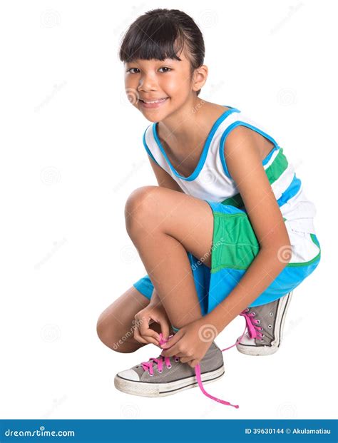 Jeune Fille Attachant Des Dentelles De Chaussure Photo Stock Image Du