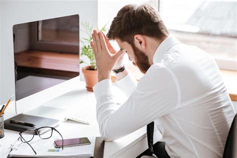 Apuesto Hombre De Negocios Sentado En La Oficina Foto Premium