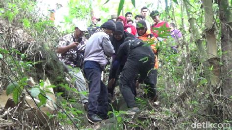 Bpbd Lumajang Evakuasi Pendaki 57 Tahun Yang Cedera Di Gunung Lemongan