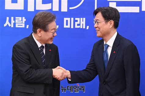 포토 이재명 대표와 악수하는 이관섭 대통령실 정책실장 Save Internet 뉴데일리