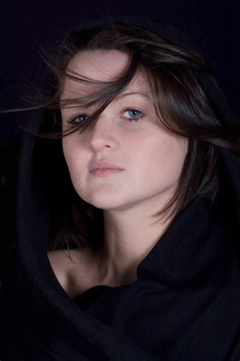 Geheimzinnig Portret Van Vrij Jonge Brunette Stock Foto Image Of Jong