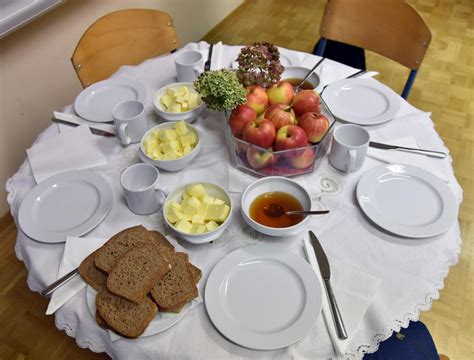 Ve Kot Etrt Milijona Otrok Zajtrkuje Tradicionalni Slovenski Zajtrk