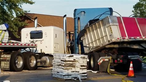 Jackknife Accident With 2 Big Rigs Youtube