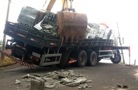 FLÓRIDA Caminhão carregado blocos de concreto quase tomba e