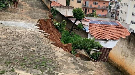 A Gazeta Rua Desmorona Devido Chuva No Es E Quase Atinge Casas Em