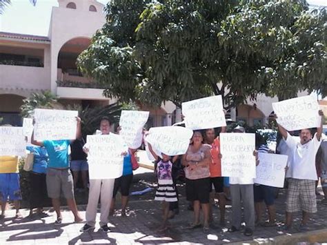 Bloquean Viveristas El Bulevar De La Zona Diamante De Acapulco Exigen