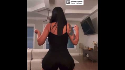 Queen naija Twerking loop - YouTube