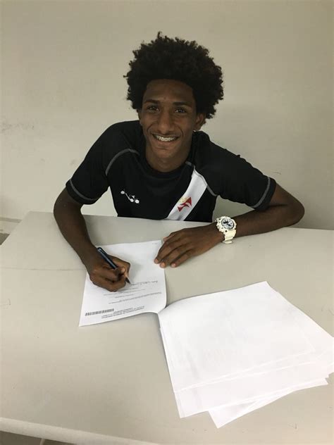 Grande Promessa Do Vasco Talles Magno Assina Primeiro Contrato