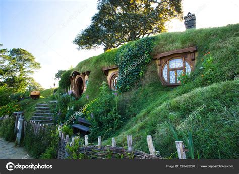 Hobbit House in the Shire, Hobbiton Movie Set, New Zealand — Stock ...