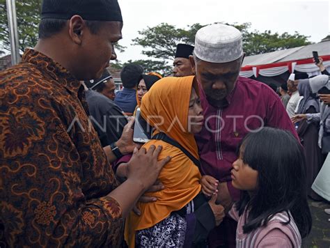 Pelepasan Jamaah Calon Haji Banten ANTARA Foto