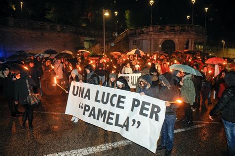 Fiaccolata Contro La Violenza A Macerata