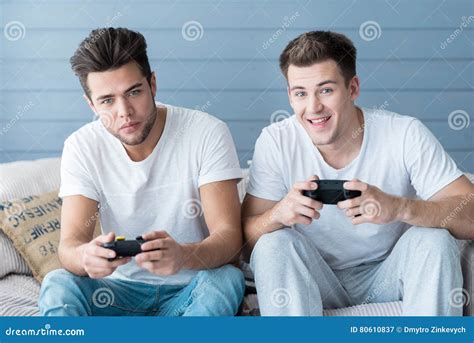 Hombres Gay Hermosos Que Juegan A Juegos De La Consola Juntos Imagen De Archivo Imagen De