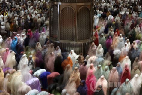 Salat Tarawih Ramadhan Di Masjid Istiqlal Foto Tribunnews