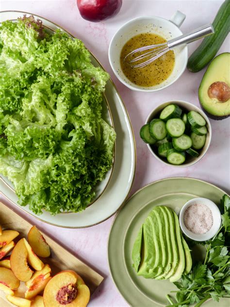 Sommer Salat Mit Pfirsich Nektarine Avocado Parmesan Honig Vinaigrette