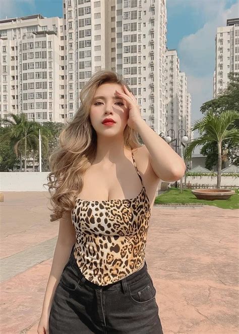 Xuất hiện nữ hoàng bikini mới làn da sắc vóc không thua gì Ngọc Trinh