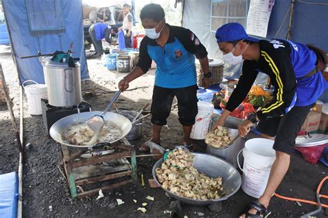 Memasak Makanan Untuk Pengungsi Gunung Semeru