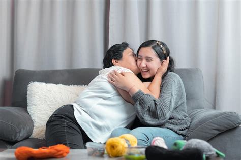 Mulher mais velha avó latina de anos se divertindo dentro de casa