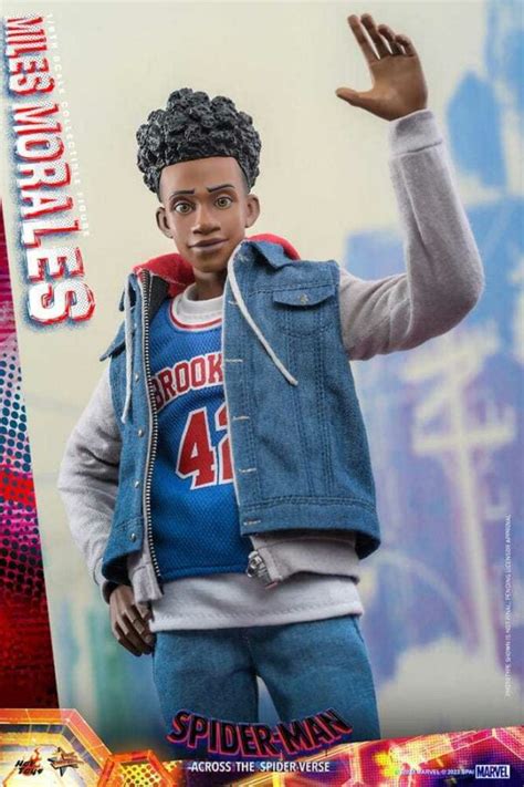 Preordine Marvel Hot Toys Spider Man Miles Morales Across The Spider Verse Action Figure