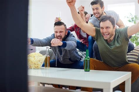 Los hombres están orgullosos de su equipo que ganó el juego Foto Gratis