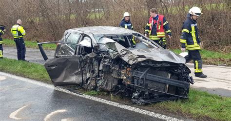 Unfall In Kalkar Frau Kracht Alkoholisiert Gegen Baum Auto