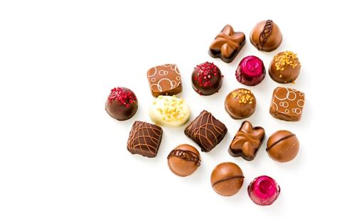 Assortiment de bonbons au chocolat gourmands de différentes formes et