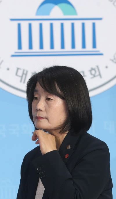 땀 닦는 윤미향 당선인