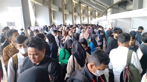 Ribuan Pelamar Kerja Dan Perusahaan Padati Job Fair Di Stadion