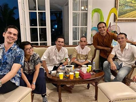 Foto Keluarga Syach Kompak Rayakan Lebaran Kehadiran Istri Teddy Syach