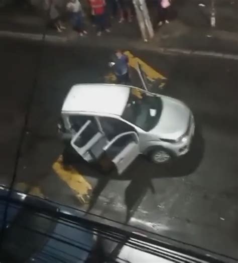 EXCLUSIVO veja momento em que bandidos roubam carro em Pirajá