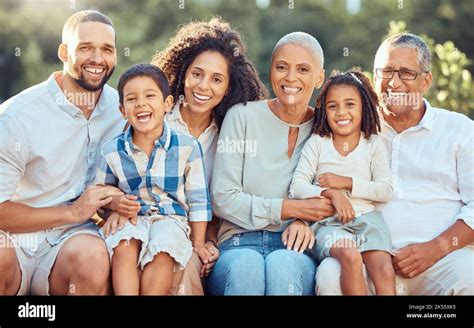 Gro Es Familienportrait In Einem Park Mit Gro Eltern Und Kindern F R