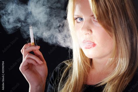 Junge blonde Frau beim Zigaretten rauchen Porträt Stock Foto Adobe Stock