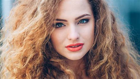 How To Tame Frizzy Hair 17 Anti Frizz Tips Loréal Paris