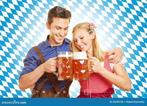 Cerveja Bebendo Dos Pares Em Oktoberfest Foto De Stock Imagem De