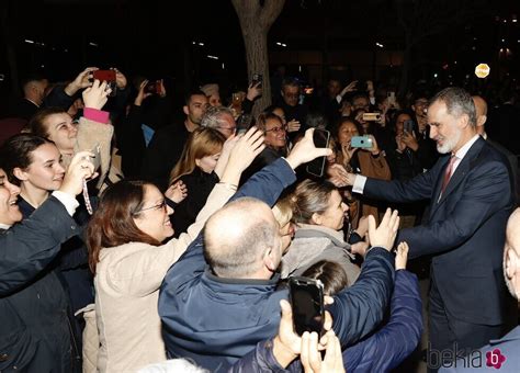 El Rey Felipe Vi Se Da Un Ba O De Masas En Barcelona Tras Un Acto