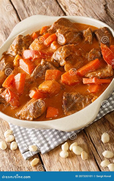 Fazer Um Guisado De Amendoim Picante Feito Batatas Doces De Carne E