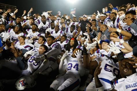 Trophy Presentation | Frisco Bowl