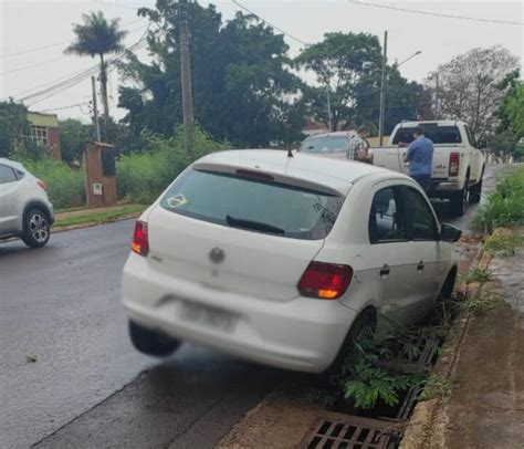 Susto A Caminho De Passeio Condutora Fica Carro Preso Em Bueiro