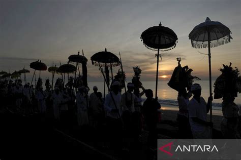 Umat Hindu Gelar Upacara Melasti Jelang Hari Raya Nyepi Antara News