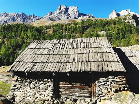 Premium Photo Old Cottage
