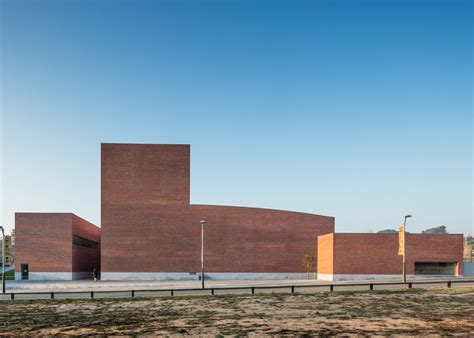 Álvaro Siza Completes Boxy Red Brick Theatre Near Barcelona