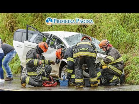 Mãe e filha se ferem após carro bater em barranco e capotar na Rodovia