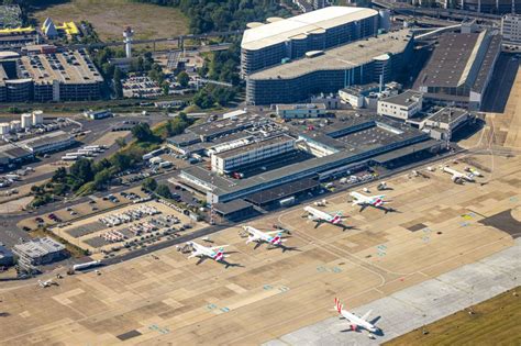 Luftbild Düsseldorf Abfertigungs Gebäude und Terminals auf dem