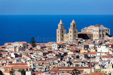 Catedral Del Siglo Xiii De Cefalu En Cefalu Sicilia Italia Foto De