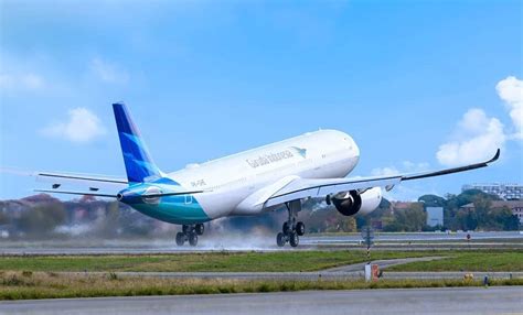 Garuda Indonesia Rumahkan Karyawan Kontrak Selama Bulan