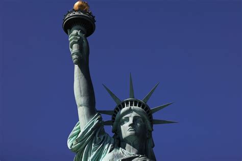 Nova York coroa da Estátua da Liberdade volta a receber turistas pela