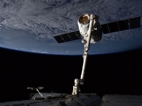 Amarrage R Ussi De La Capsule Dragon De Spacex L Iss Sciences Et Avenir