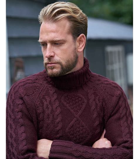 Dunkle Pflaume Rollkragenpullover Mit Aran Zopfmuster Aus Reiner