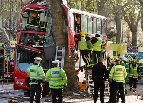 G1 Ônibus Bate Em árvore E Deixa Feridos Em Londres Notícias Em Mundo