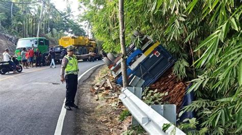 Kelebihan Muatan Truk Muat Besi 40 Ton Macet Bikin Truk Muat Kayu