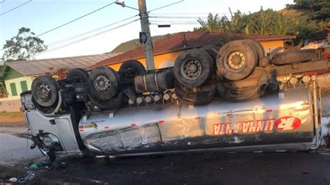 Caminhão de combustível tomba e interdita BR 101 filas de 10